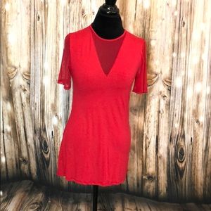 Mesh v-neck T-shirt in red